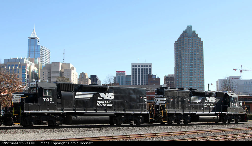 NS 3102 & 700 lead train E60 